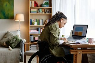 Lidé se často bojí nastoupit do práce, aby nepřišli o invalidní důchod. Vydělávat ale mohou i při třetím stupni invalidity